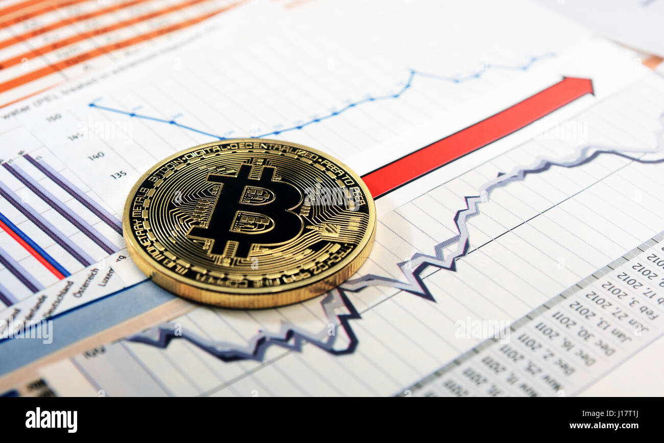 Un golden bitcoin su grafici e diagrammi sfondo. concetto di trading moneta crypto Foto Stock
