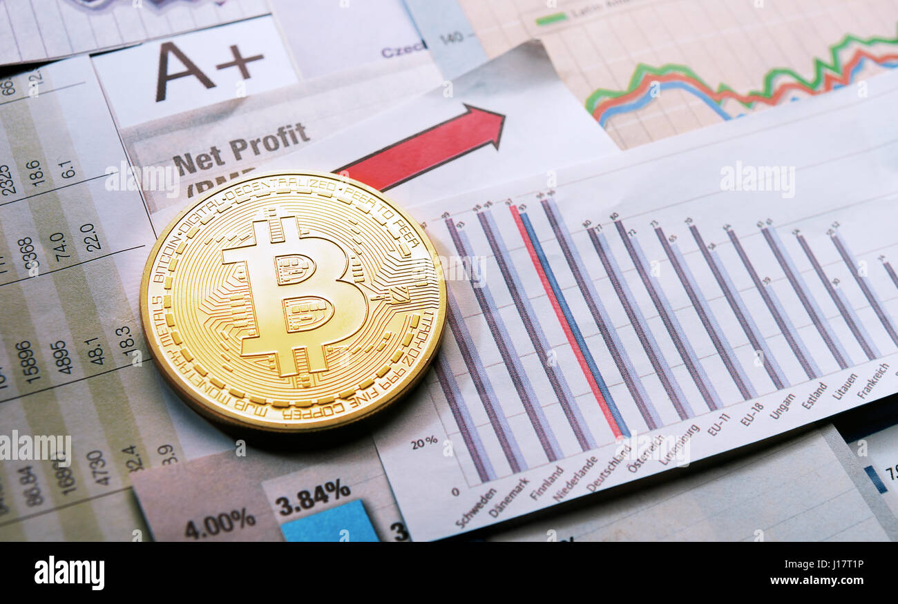 Un golden bitcoin su grafici e diagrammi sfondo. concetto di trading moneta crypto Foto Stock