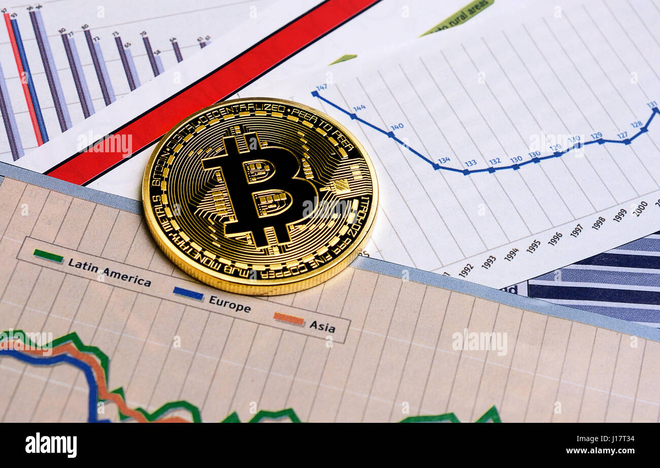 Un golden bitcoin su grafici e diagrammi sfondo. concetto di trading moneta crypto Foto Stock