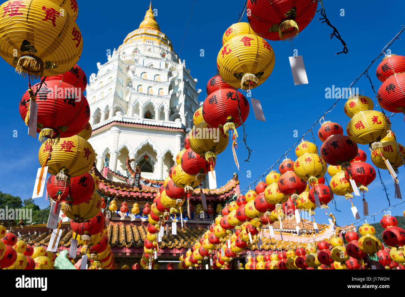 Kek Lok Si tempio buddista e la pagoda Cinese con il Nuovo Anno decorazioni per la celebrazione del nuovo anno lunare. Tempio di Kek Lok Si è un popolare gita Foto Stock