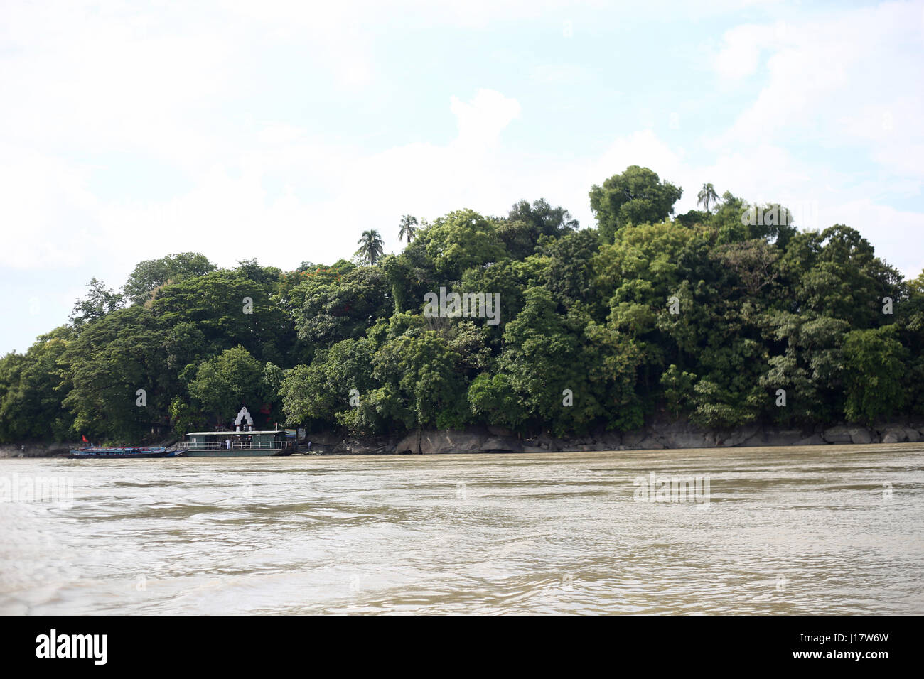 Isola di Umananda tempio in corrispondenza di una piccola isola del fiume Brahmaputra, Guwahati, Assam. Abitata più piccola isola fluviale del mondo Foto Stock