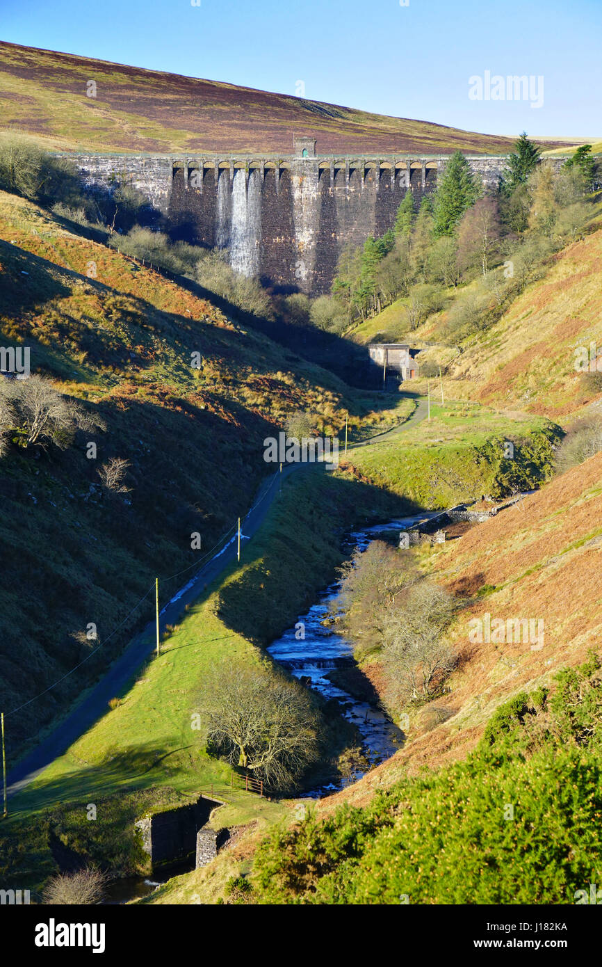 La diga di parete del serbatoio nell'Grwyne Fawr valley Foto Stock