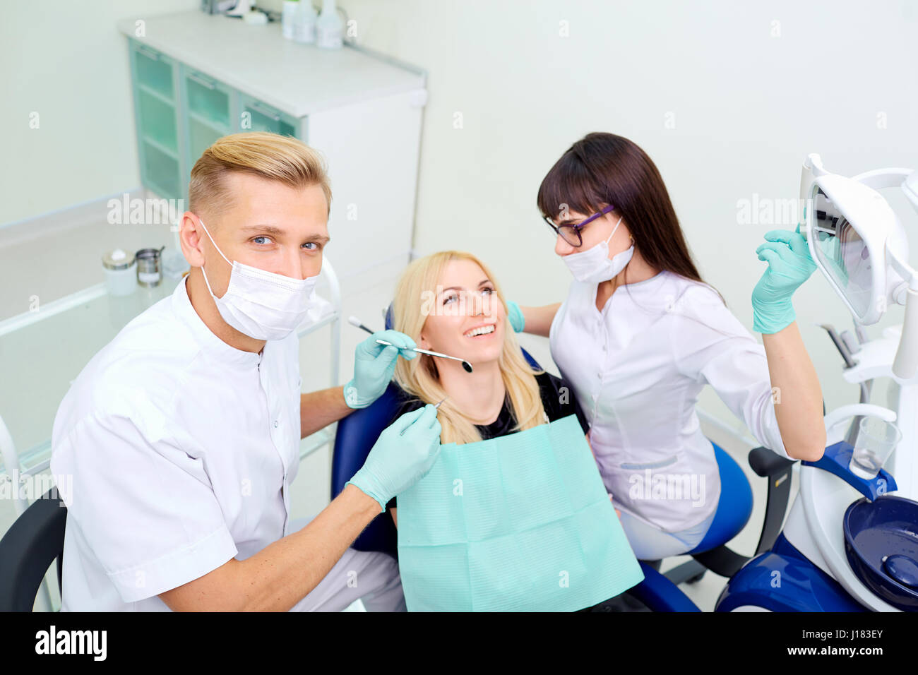 Il dentista e assistente sono il trattamento di denti a ragazza Foto Stock