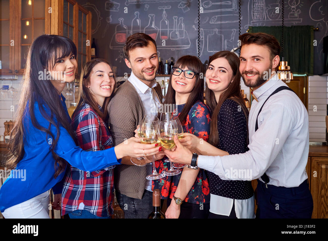 Ritratto di un gruppo di amici con gli occhiali a riunione in restau Foto Stock