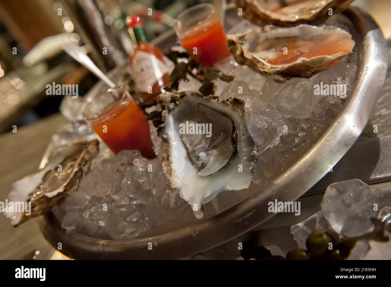 Un piatto di ostriche crudo servita su ghiaccio Foto Stock