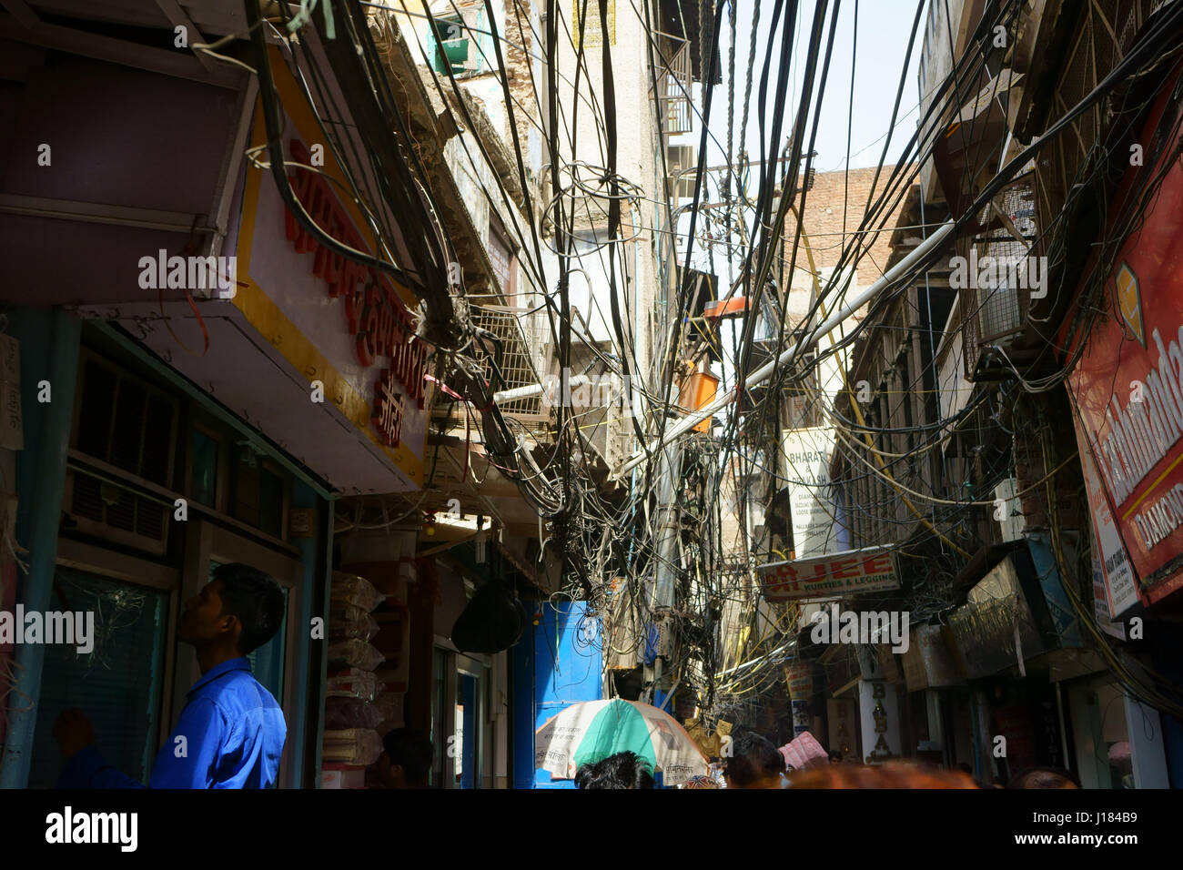 Cavi elettrici, cablaggio sopra i piccoli Strada nella vecchia Dehli, India Foto Stock