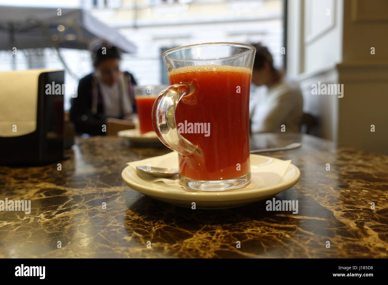 Rosso di succo di arancia sul tavolo bar Foto Stock