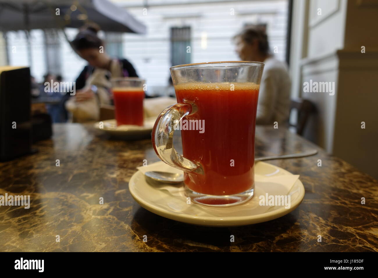 Rosso di succo di arancia sul tavolo bar Foto Stock