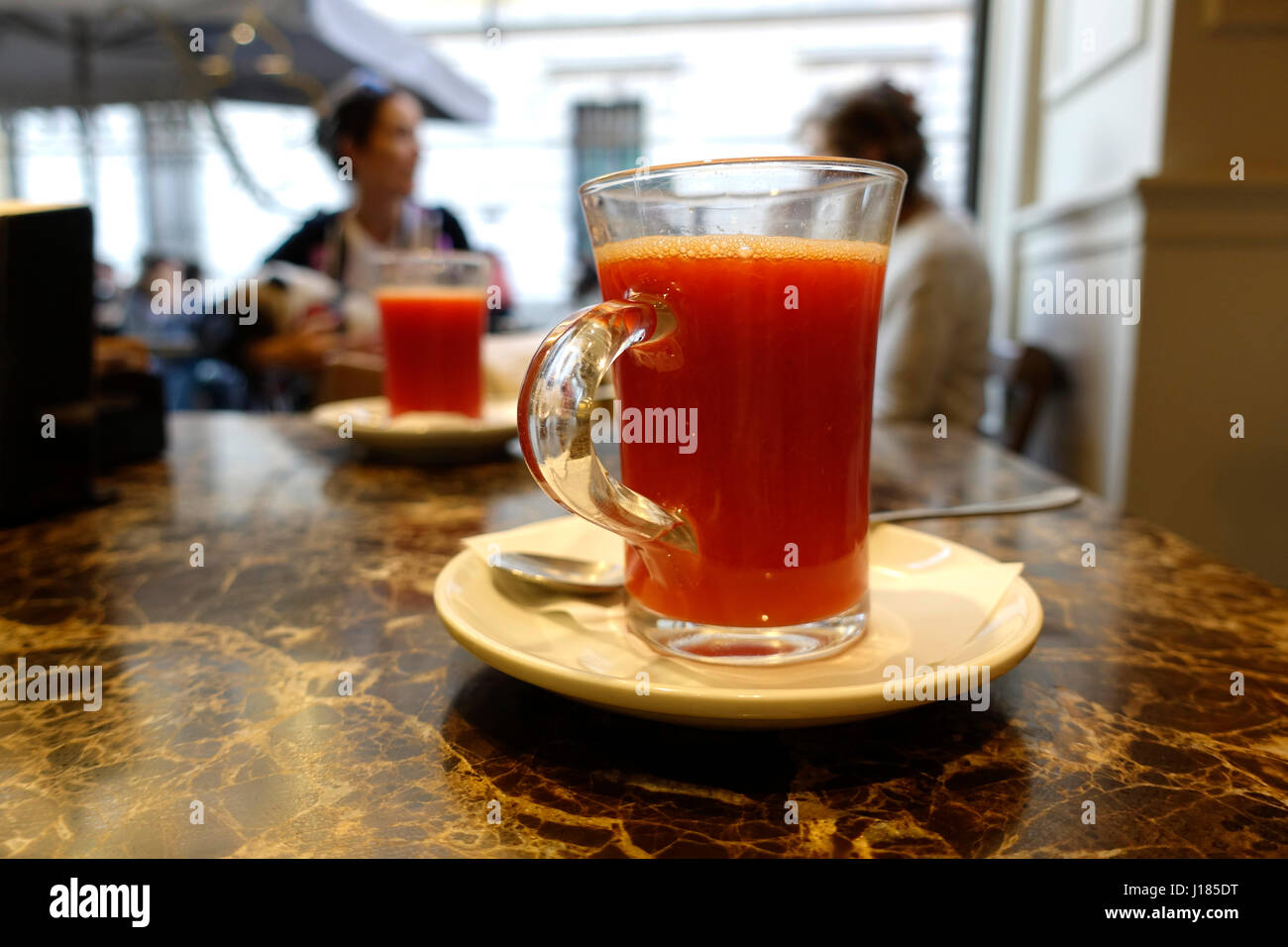Rosso di succo di arancia sul tavolo bar Foto Stock