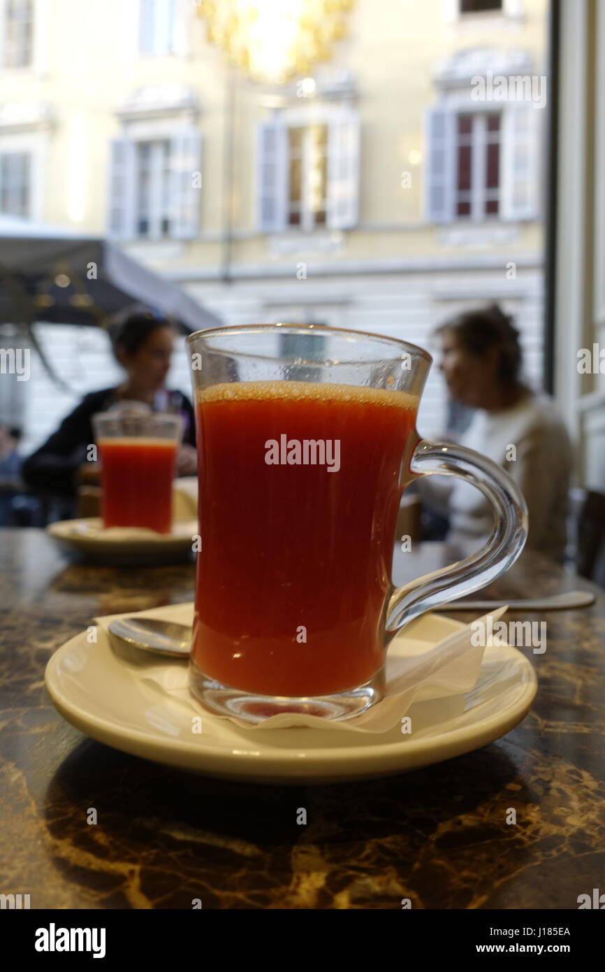 Rosso di succo di arancia sul tavolo bar Foto Stock