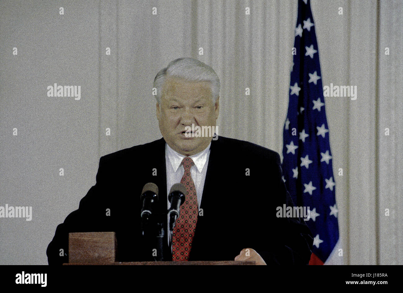 Il Presidente russo Boris Eltsin dopo la fine dei due giorni di incontri al vertice con il presidente William Clinton risponde alle domande dei giornalisti durng un giunto nuova conferenza nella Sala Est della Casa Bianca di Washington DC., 28 settembre 1994. Foto di Mark Reinstein Foto Stock