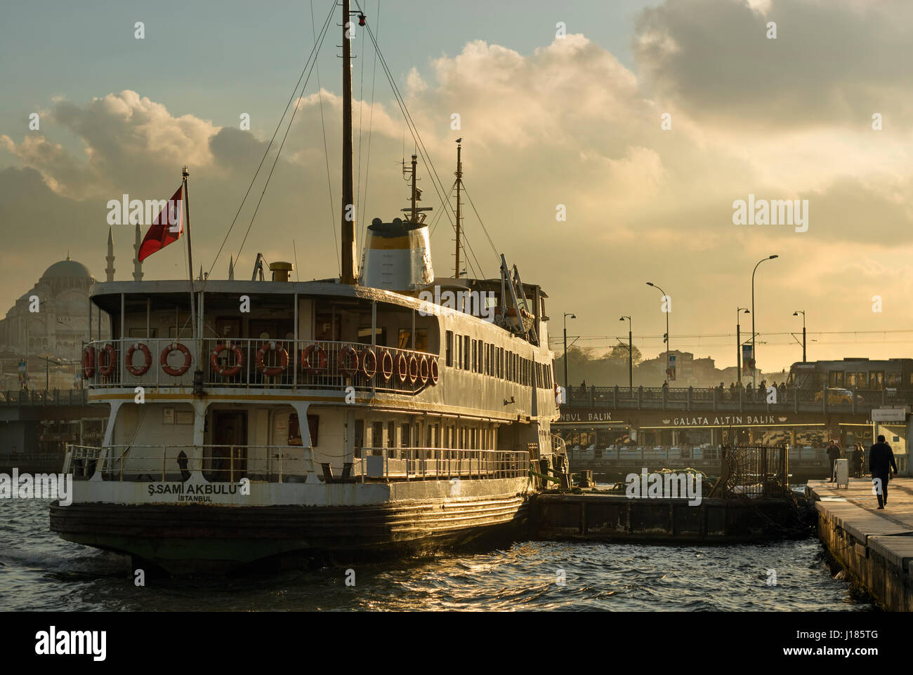 Traghetto ancorato in Karakoy, Istanbul, Turchia Foto Stock