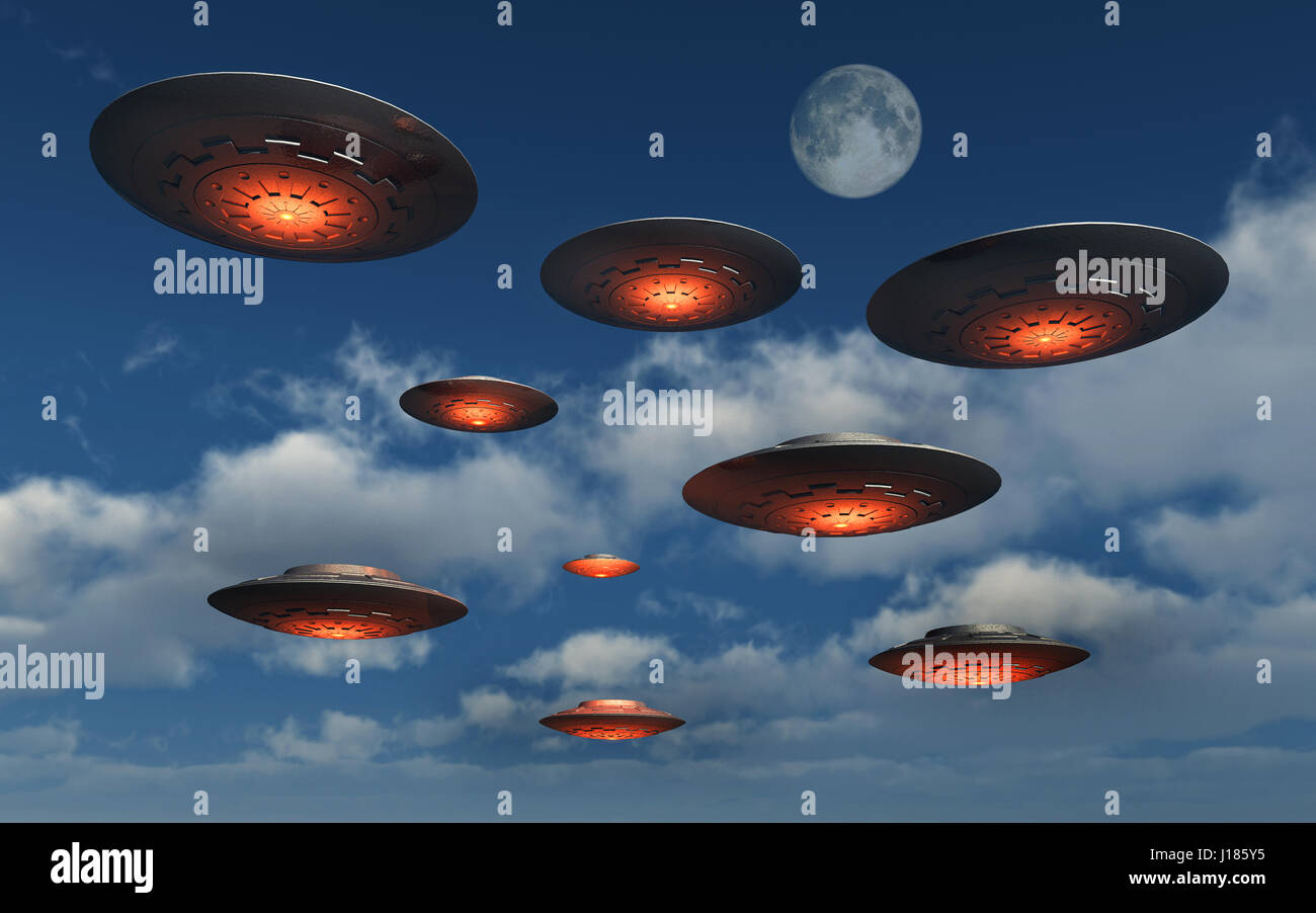 Una flotta di UFO volare attraverso le masse Sky Foto Stock