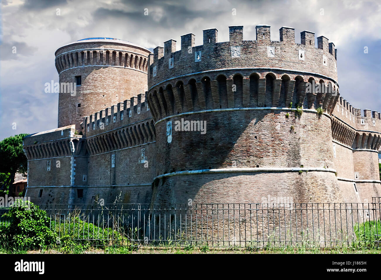 Vista del castello romano di Giulio II - Ostia Antica - Roma , Italia Foto Stock