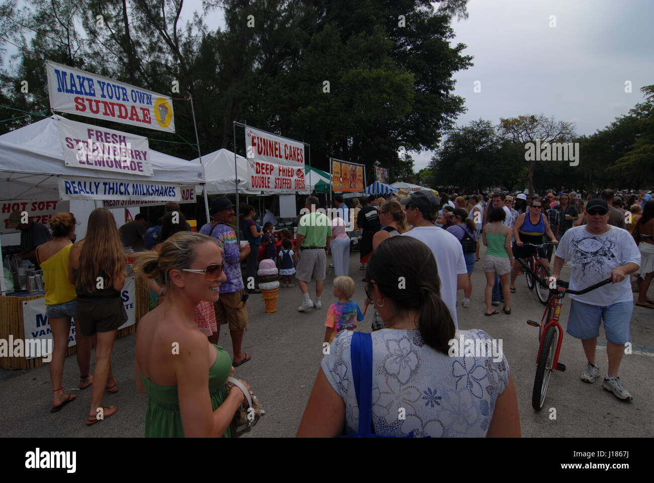 Festival hippy amore in Miami Florida USA persone vestite come anni sessanta hippies indossando panni hippy Foto Stock