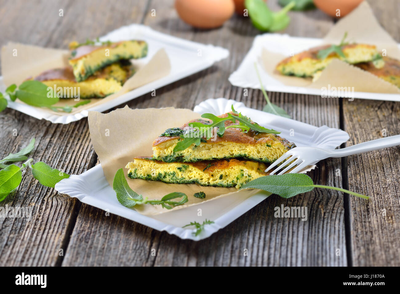 Cibo di strada - tagli di erba deliziose omelette con formaggio parmigiano Foto Stock