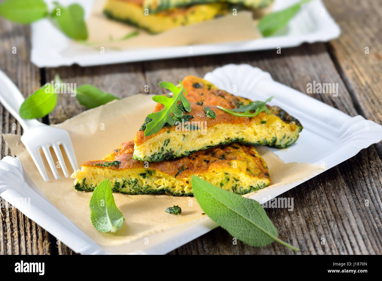 Cibo di strada - tagli di erba deliziose omelette con formaggio parmigiano Foto Stock