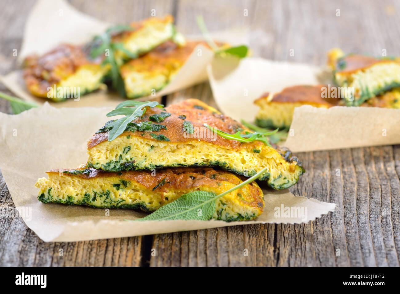 Cibo di strada - tagli di erba deliziose omelette con formaggio parmigiano Foto Stock