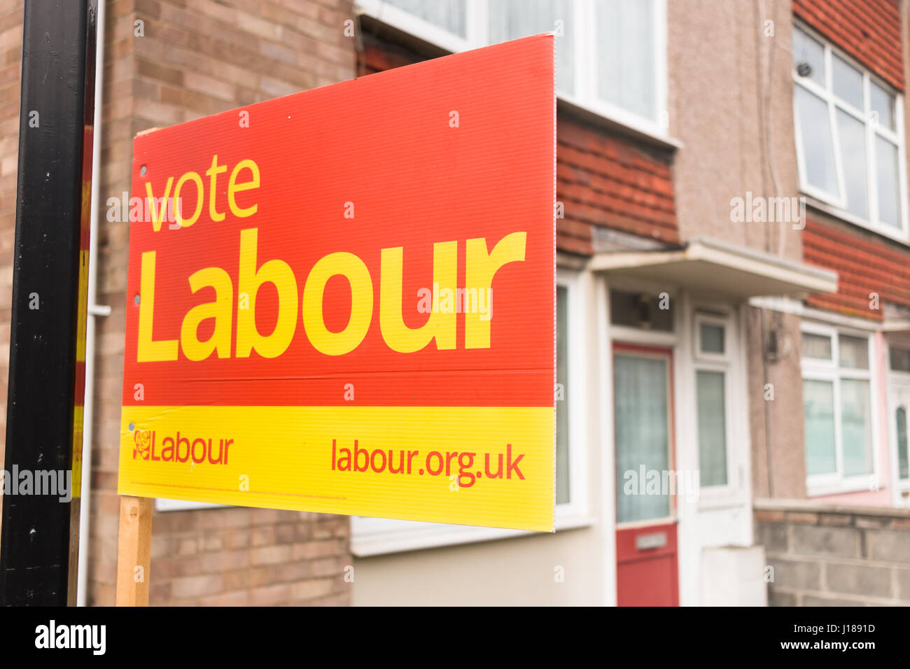 Voto segno del lavoro al di fuori di una casa in Bristol, maggio 2016 Foto Stock