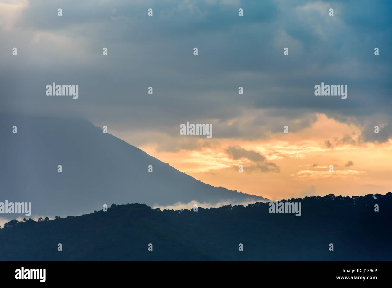 Tramonto su pendici del vulcano agua nei pressi di città coloniale spagnola e del patrimonio mondiale Unesco di antigua in valle panchoy, Guatemala, America centrale Foto Stock