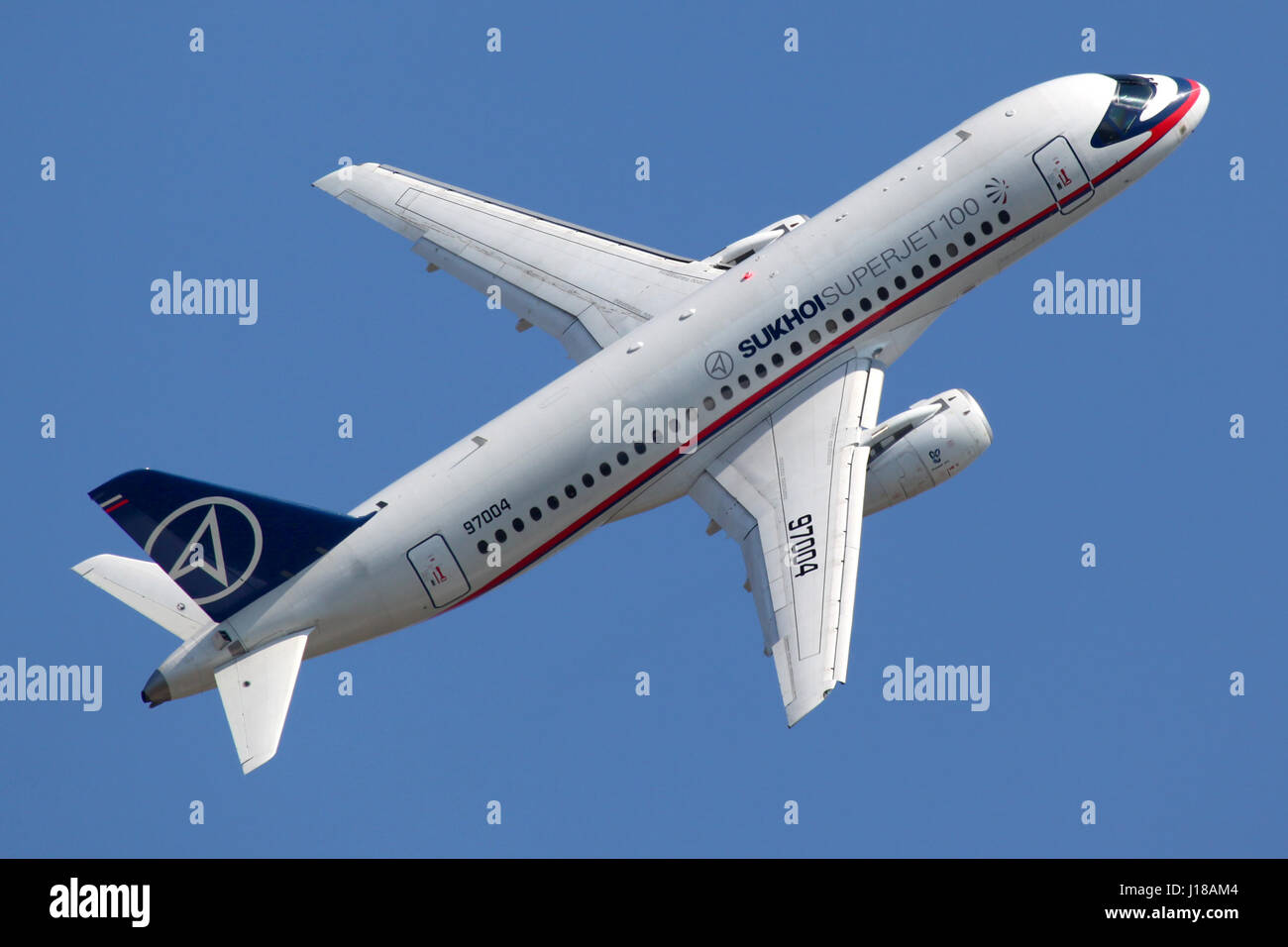 ZHUKOVSKY, Moscow Region, Russia - 24 agosto 2011: Sukhoi Superjet 100 97004 perfoming dimostrazione di volo in Zhukovsky durante MAKS airshow-2011. Foto Stock