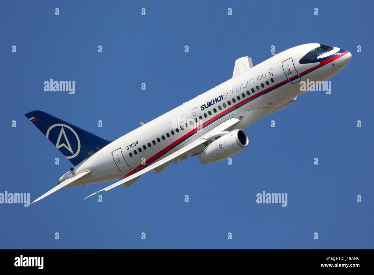 ZHUKOVSKY, Moscow Region, Russia - 24 agosto 2011: Sukhoi Superjet 100 97004 perfoming dimostrazione di volo in Zhukovsky durante MAKS airshow-2011. Foto Stock