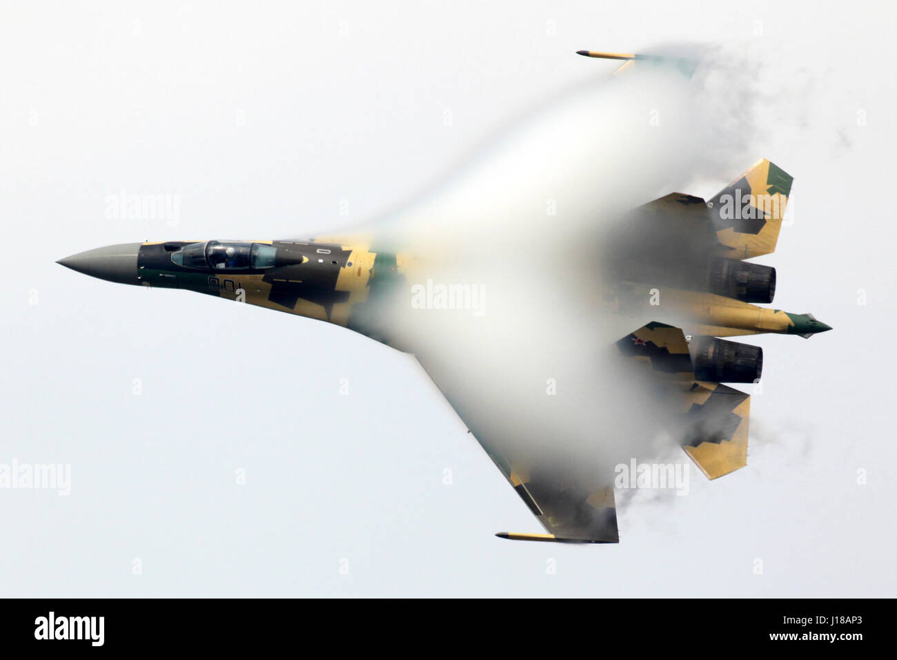 ZHUKOVSKY, Moscow Region, Russia - 29 agosto 2011: Sukhoi Su-35BM 901 perfoming nero dimostrazione di volo in Zhukovsky durante MAKS airshow-2011. Foto Stock