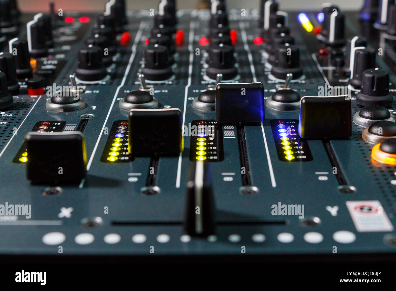 Immagine ravvicinata di un DJ Mixer Fader di volume Foto Stock