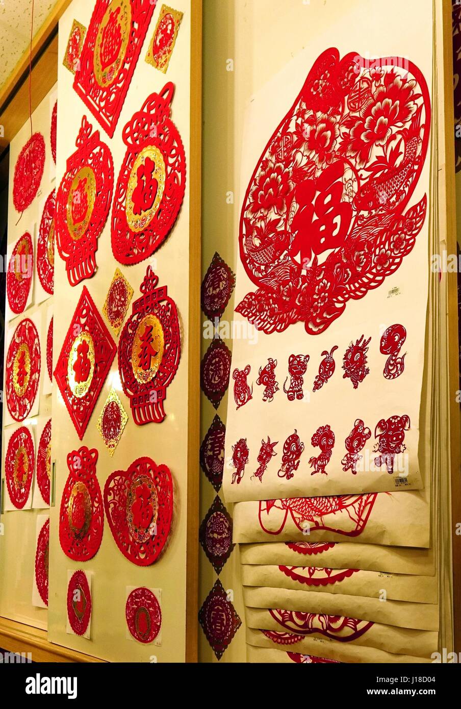 KAOHSIUNG, Taiwan -- 22 GENNAIO 2015: un negozio vende rosso brillante tagli di carta stampata e baciata e proverbi per il Capodanno cinese. Foto Stock