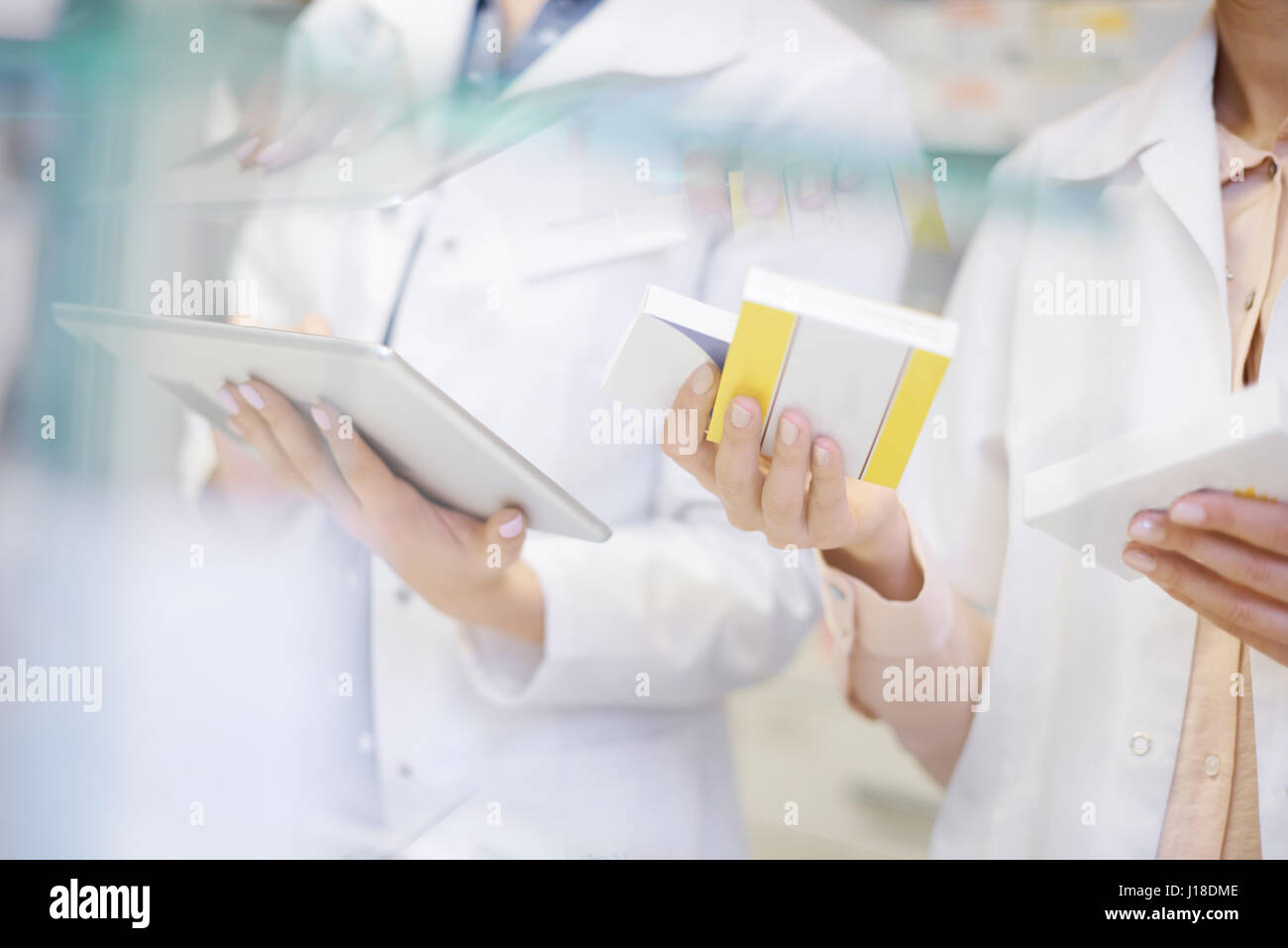 Farmacisti tenendo stock con tavoletta digitale Foto Stock