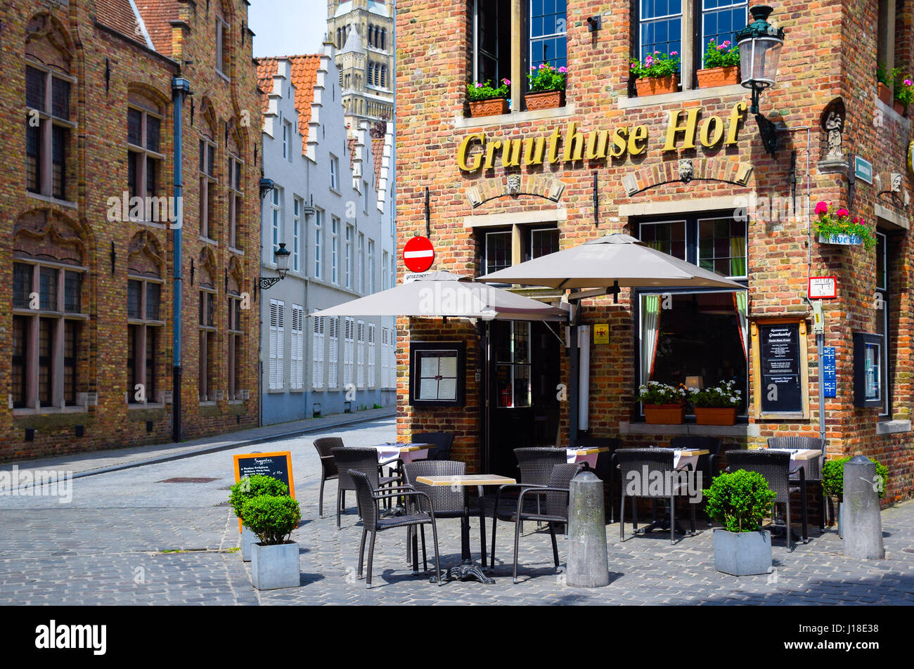 Bruges, Belgium-June 10, 2016: un bel ristorante con angolo di mattoni è un edificio situato nella città vecchia di Bruges Foto Stock