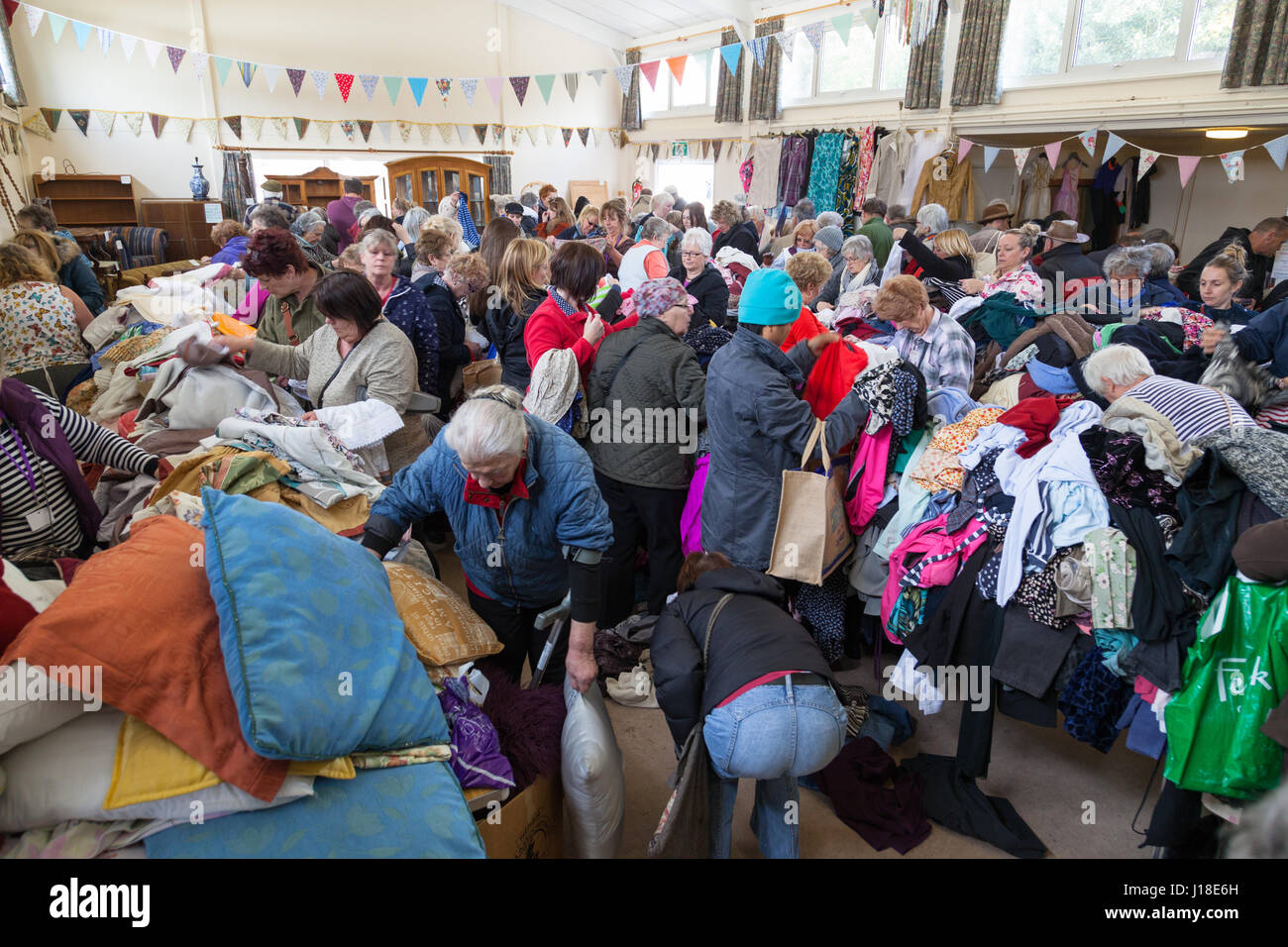 vendita di jumble, sala del villaggio, folla di persone, hamstreet, ashford, kent, regno unito Foto Stock