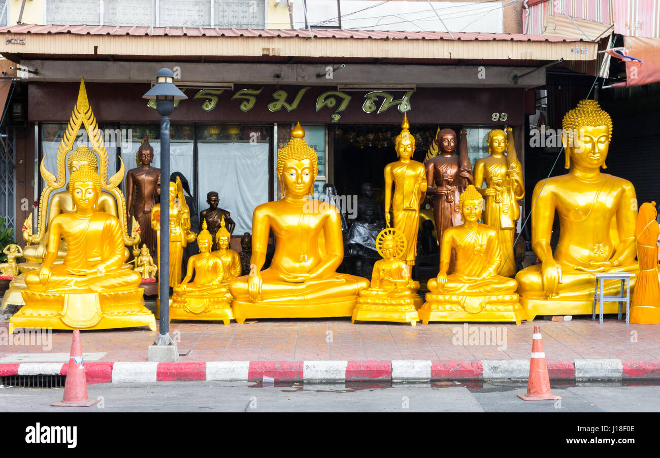 Grandi immagini di Buddha in vendita al di fuori di un negozio, Bangkok, Thailandia Foto Stock