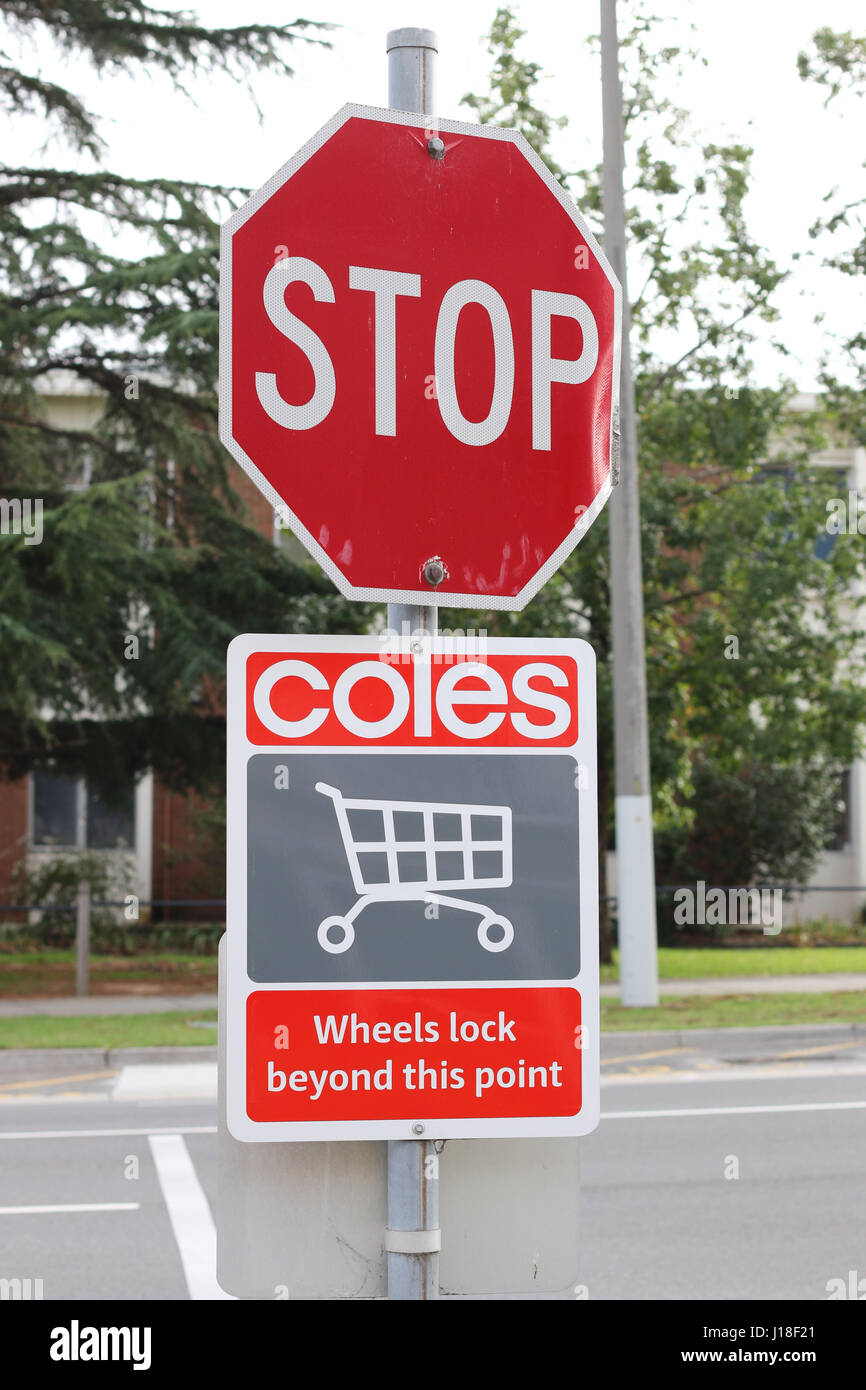 Coles Ruote trolley bloccare al di là di questo punto segno boad Foto Stock