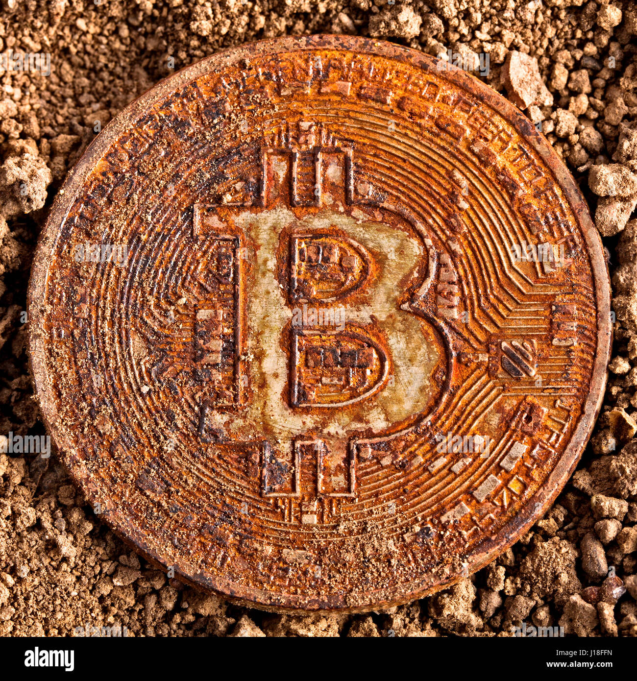 Vista dettagliata del vecchio e danneggiato bitcoin sul terreno Foto Stock