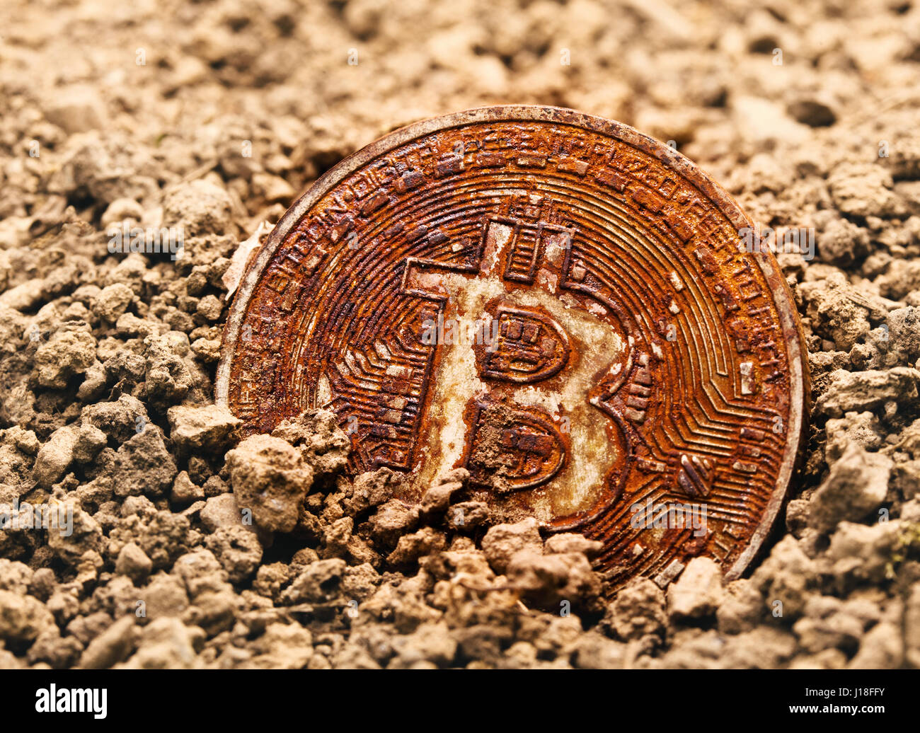 Bitcoin virtuale del sistema di pagamento sotterrato nel terreno arrugginite e vecchio Foto Stock
