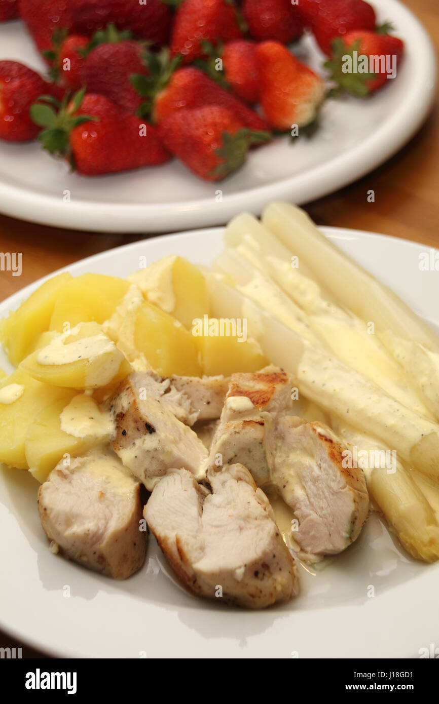 Hühnerbrust mit Spargel und Kartoffeln Foto Stock
