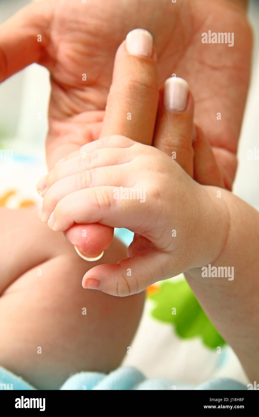 Madre tenendo il suo bambino la mano Foto Stock