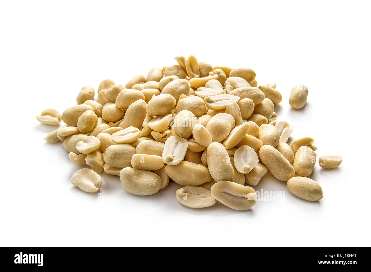 Pila di arachidi su sfondo bianco Foto Stock