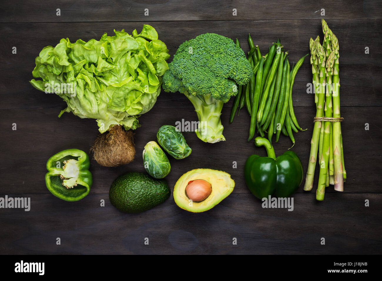 Fresco verde verdure organiche su legno nero tabella vintage.vista superiore Foto Stock