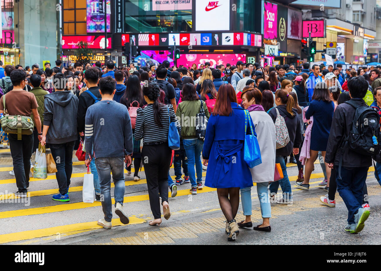 Hong Kong, Hong Kong - 11 Marzo 2017: una folla di persone non identificate attraversando Re della strada in Isola di Hong Kong. HK è uno dei mondi più finanziario significativo Foto Stock