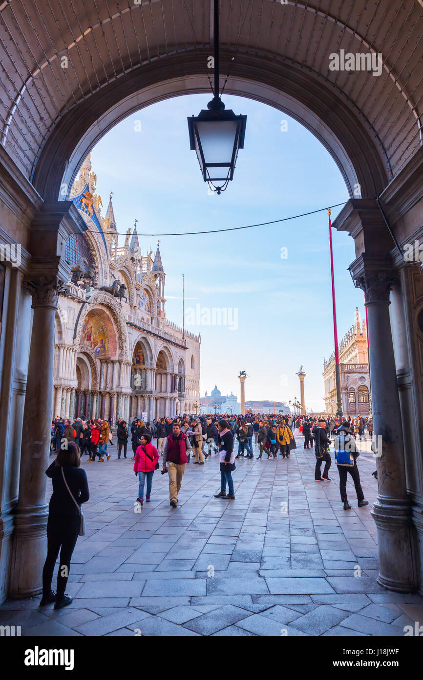 Venezia, Italia - 25 Febbraio 2017: strada laterale da Piazza San Marco a Venezia con persone non identificate. Venezia è conosciuta in tutto il mondo per la bellezza dei suoi Foto Stock