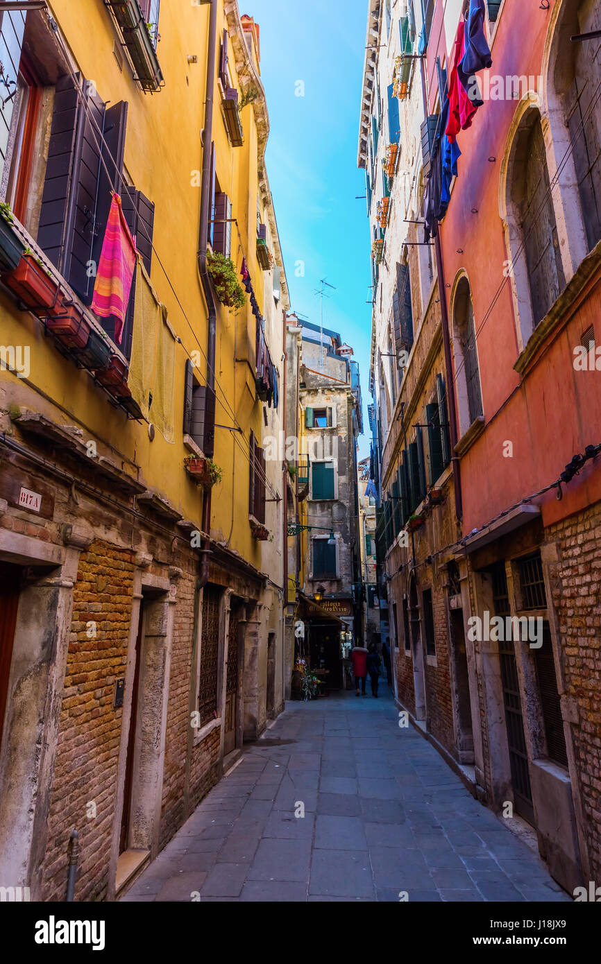 Venezia, Italia - 25 Febbraio 2017: tipico vicolo di Venezia con persone non identificate. Venezia è conosciuta in tutto il mondo per la bellezza delle sue impostazioni, una parte Foto Stock