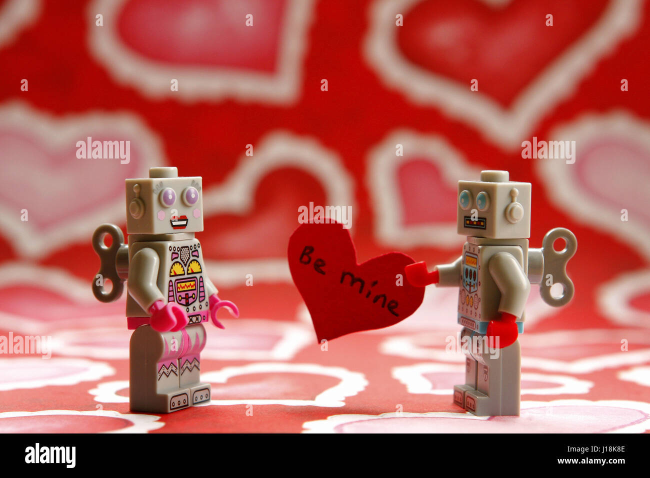 Maschio e femmina robot Lego in piedi con un cuore sullo sfondo lo scambio  di san valentino di carte essere mio' Foto stock - Alamy