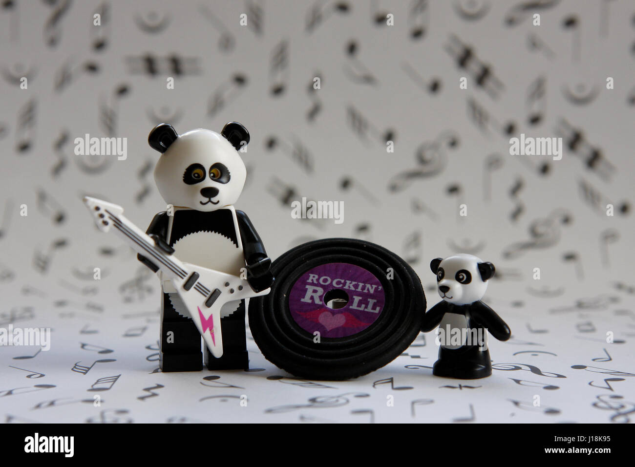 Due in bianco e nero panda orsi giocando in una rock and roll band Foto Stock
