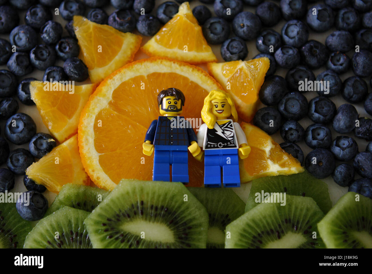 Maschio e femmina lego giovane in piedi su una colorata frutta sunrise Foto Stock