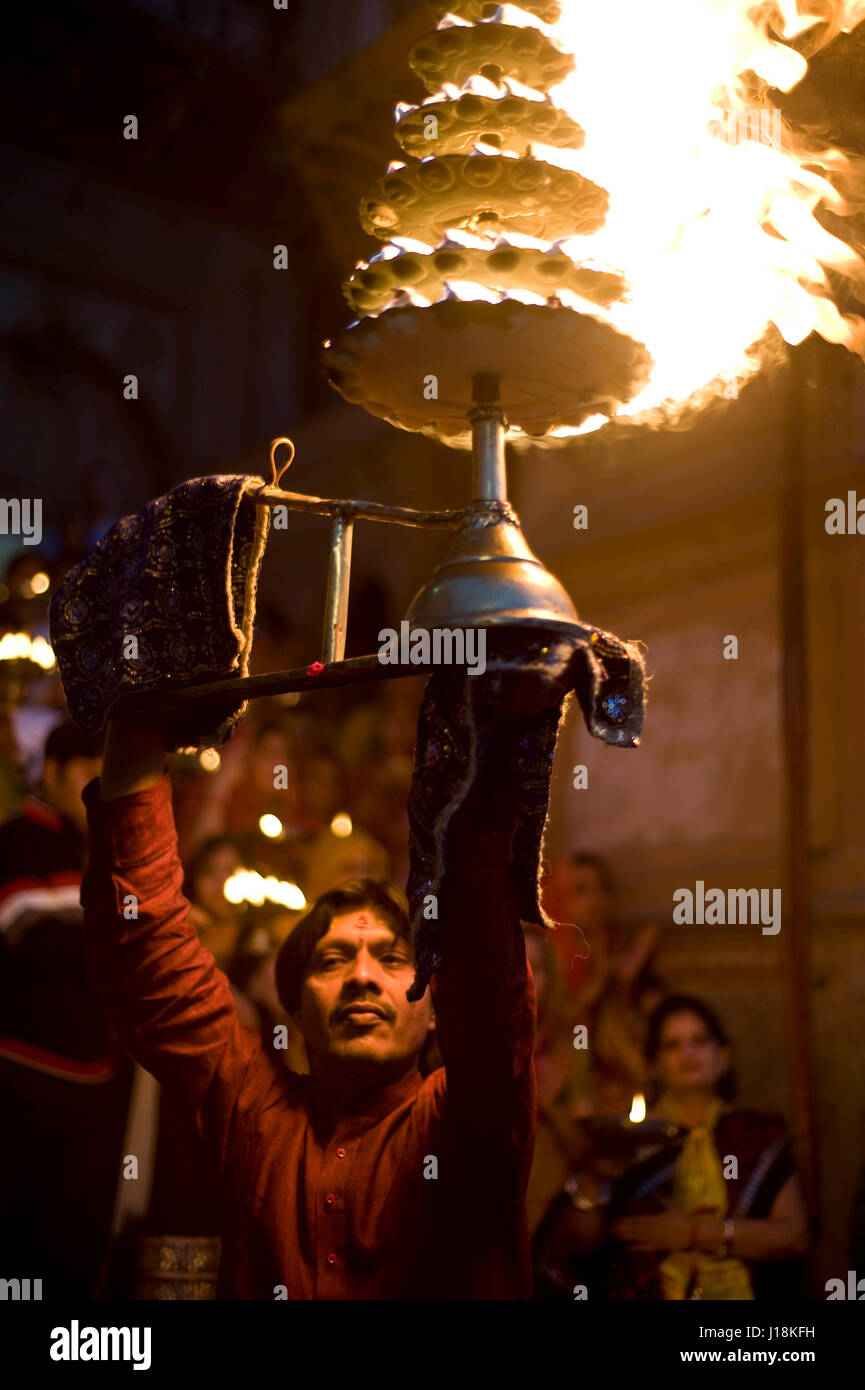 Uomo di eseguire fiume Yamuna pooja, vrindavan, Uttar Pradesh, India, Asia Foto Stock