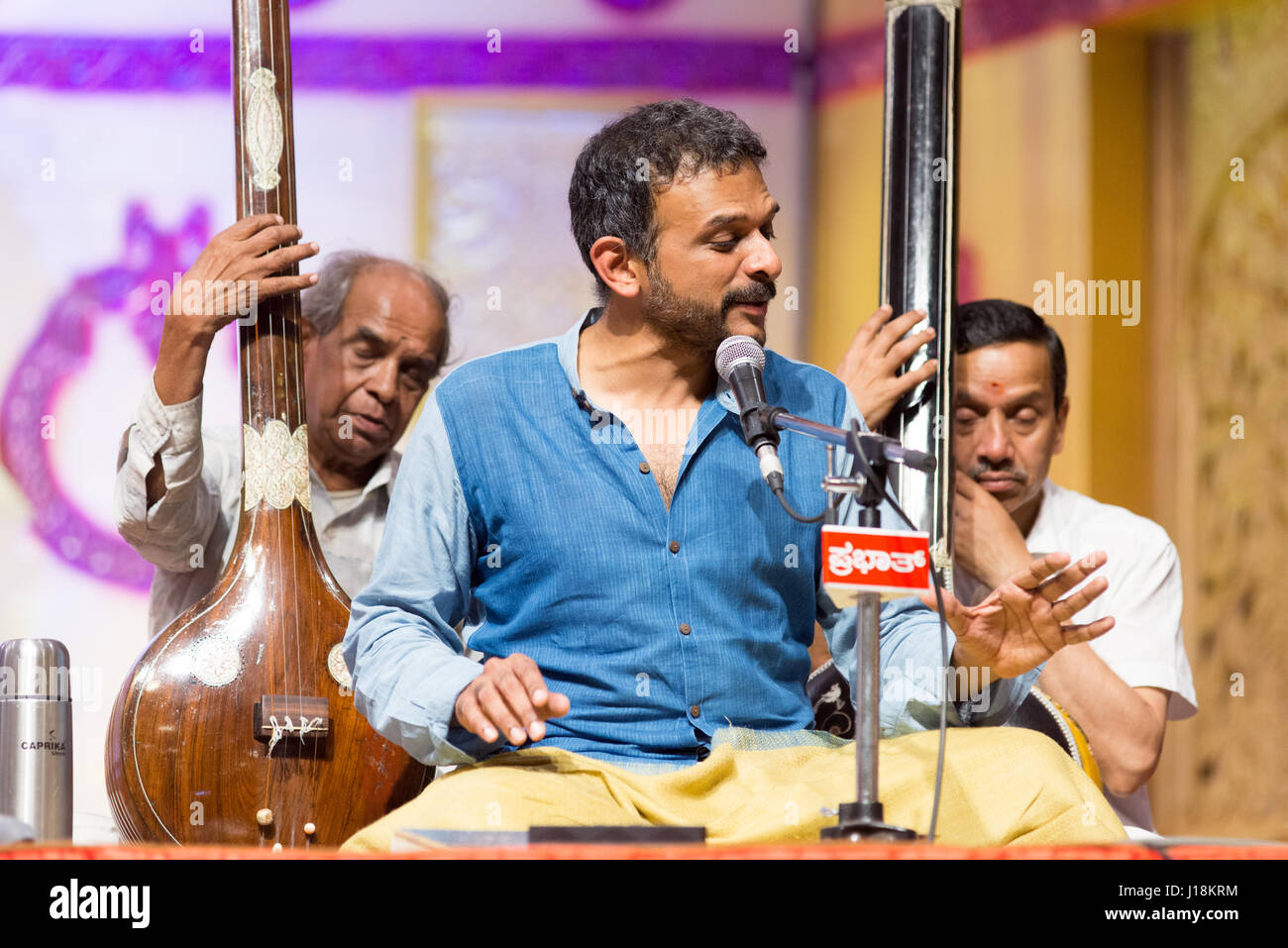 Bangalore, India - 16 Aprile 2017: acclamato Carnatic cantante e Magsaysay Award Winner T M Krishna in concerto a Bangalore il 16 aprile 2017 come parte di Foto Stock