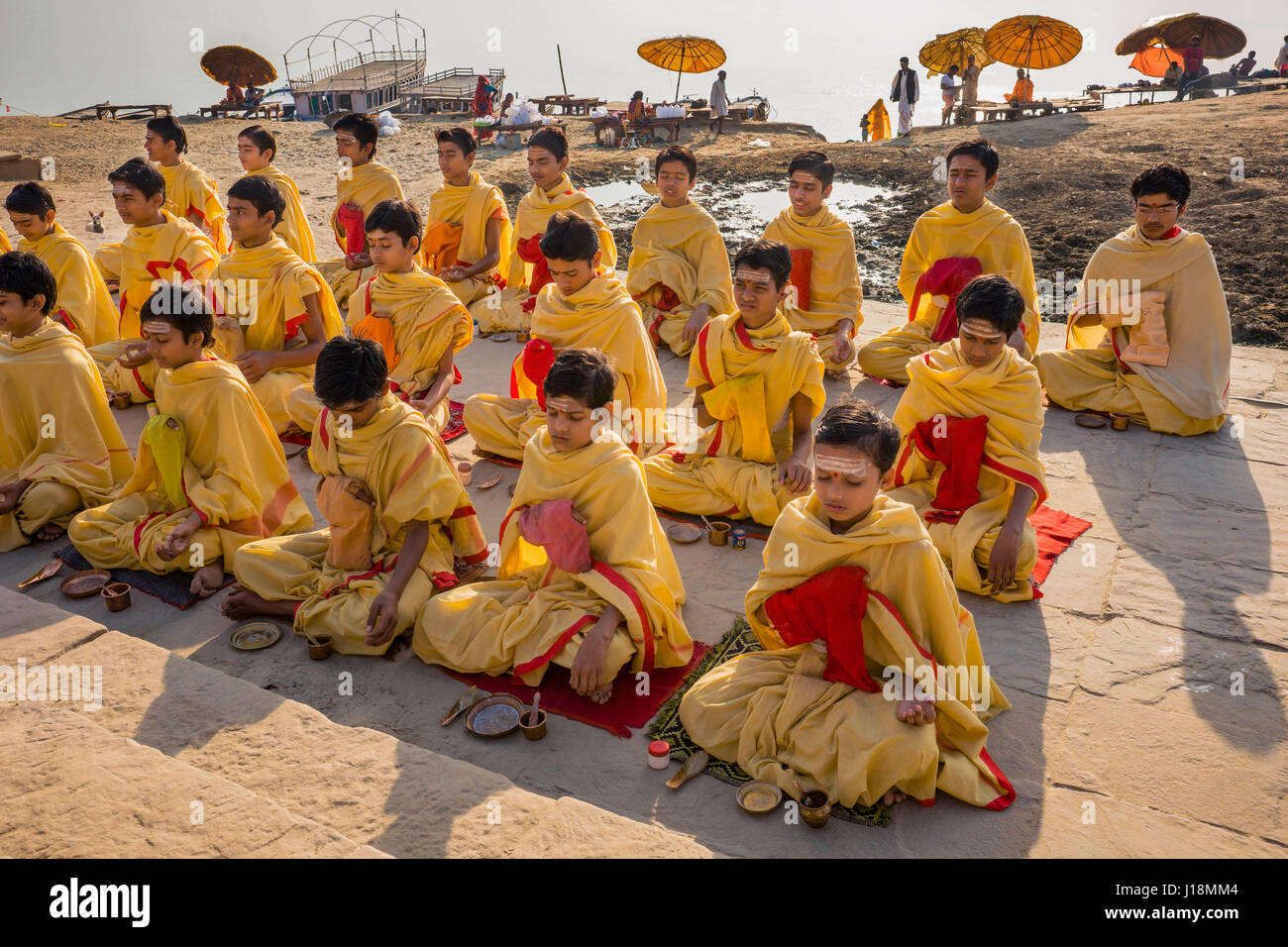 Gli studenti di pregare, Varanasi, Uttar Pradesh, India, Asia Foto Stock