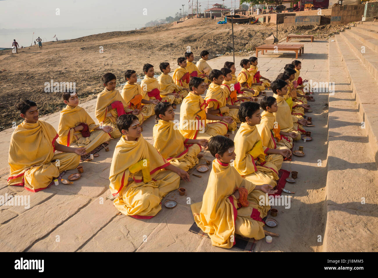 Gli studenti di pregare, Varanasi, Uttar Pradesh, India, Asia Foto Stock